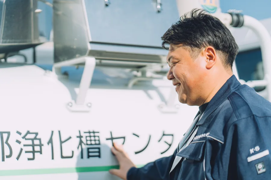 車両のそばで笑顔を見せるスタッフ